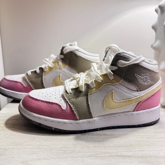 Air Jordan 1 Mid SE GS ‘Pastel Grind’ - Picture 2 of 3